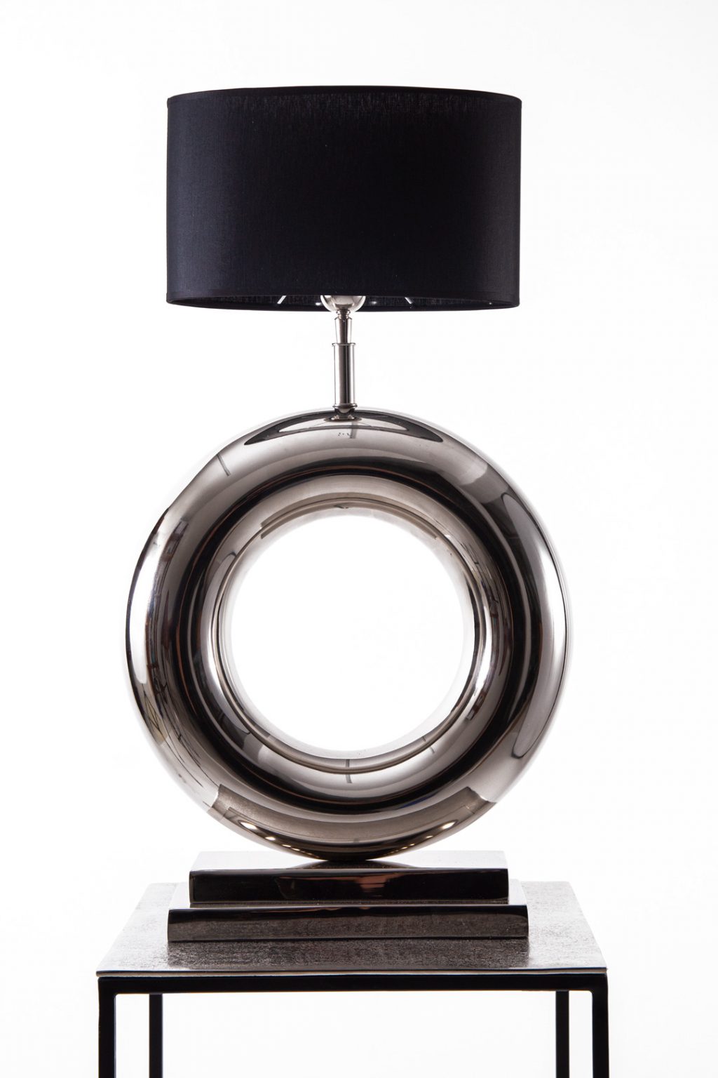 Round table lamp with black lampshade Globero